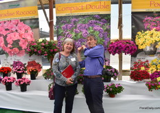 Double…. Do you see the similarity? Dave Eastburn of Gro ‘n Sell does see it. Together with Kathy Paige, also from Gro ‘n Sell he visited the CAST and this picture has been taking at the booth of Kientzler in front of the compact double.